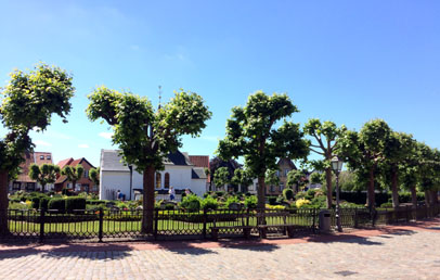 Kirche mit Friedhof auf dem Holm