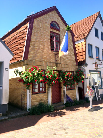 Typischer Rosenschmuck auf dem Holm