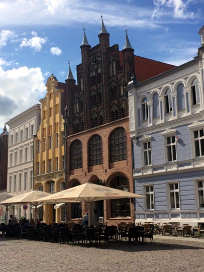 Perfekt restaurierte Gebäude am Markt in Stralsund