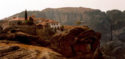 Erster Blick auf die Meteora-Klöster in Kalambaka